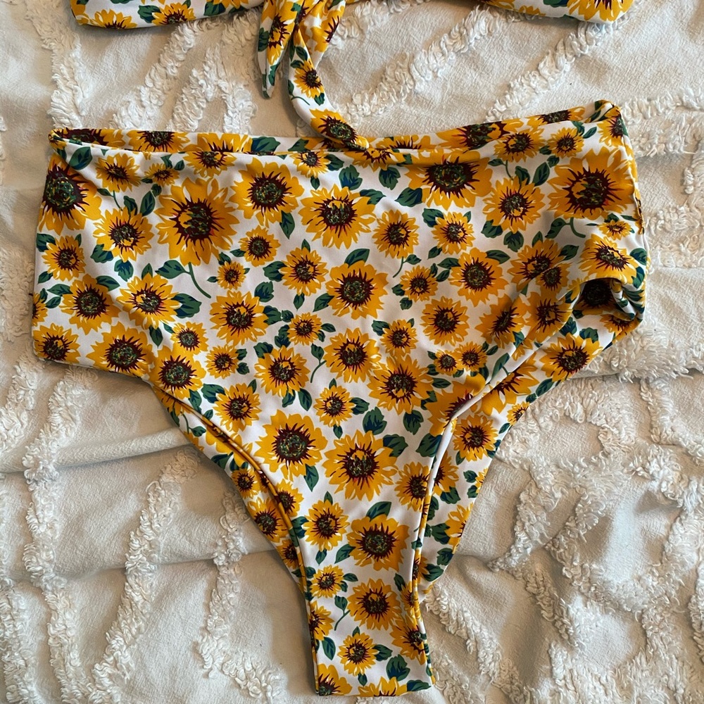 Sunflower bikini - Picture 4 of 5